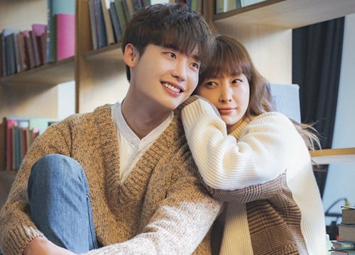 'Romance is a Bonus Book': Hậu trường lung linh của cặp đôi hơn kém 10 tuổi Lee Jong Suk - Lee Na Young