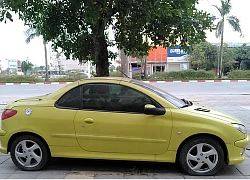 Xót xa cảnh hàng hiếm Peugeot 206 CC mui trần phủ bụi trên hè phố Việt Nam