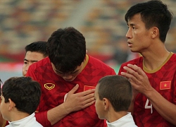 Xuân Trường cúi đầu xúc động trước quốc kỳ Việt Nam tại Asian Cup 2019