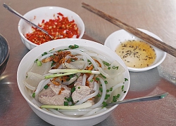 Hàng bánh canh bột gạo hơn 60 năm nằm gần chợ ở Sài Gòn