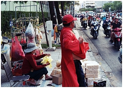 Phía sau đoạn clip người đàn ông mặc áo dài đỏ, nhảy múa trên hè phố Sài Gòn: "Kiếm tiền cho con đi học, có gì phải xấu hổ"