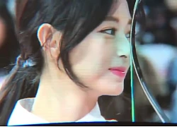 Với vài giây cười ngại ngùng, Tzuyu (TWICE) đã khiến "tiểu Taeyeon" phải thốt lên: "Xinh thật đấy!"