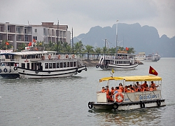 Xuồng cao tốc mang BKS biên phòng chở khách trái phép trên vịnh Hạ Long