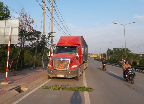 Bình Dương: Cả gia đình 4 người đi mua quần áo Tết bị xe container cán, cha mẹ tử vong, 2 con thơ nguy kịch