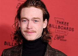 Caleb Landry Jones đồng hành cùng "Voldermort" Ralph Fiennes phim mới The Forgiven