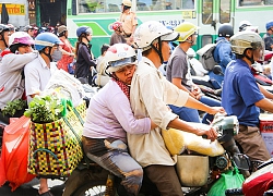 Hình ảnh người phụ nữ lấm lem siết chặt cái ôm, tranh thủ dựa lưng chồng chợp mắt trên đường phố Sài Gòn khiến nhiều người rưng rưng