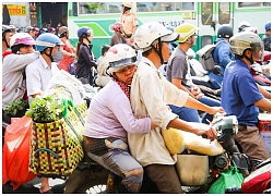 Người phụ nữ lấm lem dựa lưng chồng ngủ giữa giờ tan tầm khiến bao người xúc động