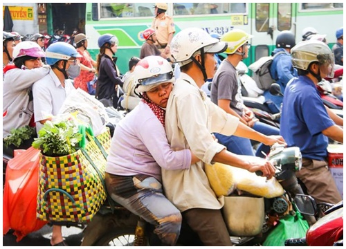 Người phụ nữ lấm lem dựa lưng chồng ngủ giữa giờ tan tầm khiến bao người xúc động