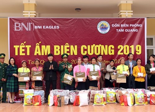 BNI Eagles Chapter trao quà trị giá 100 triệu đồng cho người dân Tương Dương