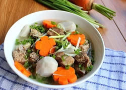 Canh khoai sọ nấu sườn nóng hổi vừa thổi vừa ăn