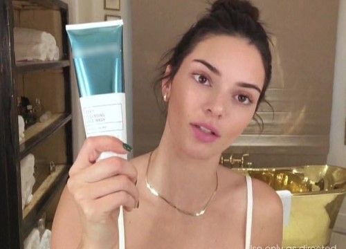 Hãng mỹ phẩm trị mụn cuối cùng đã phản ứng sau vụ thảm họa quảng cáo khiến Kendall Jenner hứng "gạch đá"