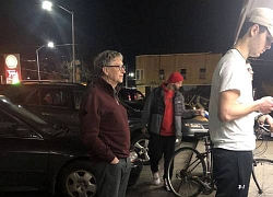 Tỷ phú Bill Gates xếp hàng tại quán ăn chờ đến lượt