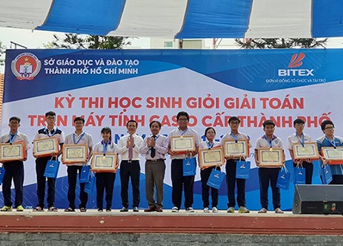 Hơn 800 học sinh Sài Gòn thi giải Toán nhanh trên máy tính cầm tay