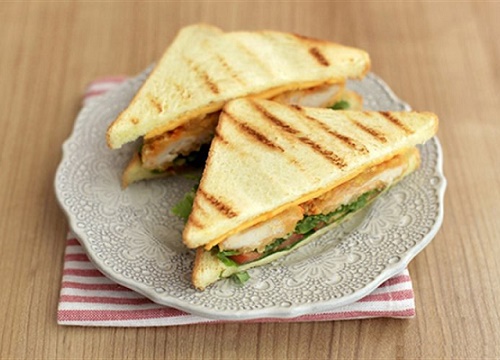 Sandwich thịt xông khói ức gà cho bữa sáng nàng vụng cũng làm được