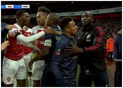 Cay cú khi thua thảm, fan Arsenal ném đồng xu khiến Lingard nổi giận