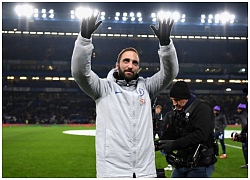 Giroud phung phí cơ hội, Higuain nghiêm mặt căng thẳng