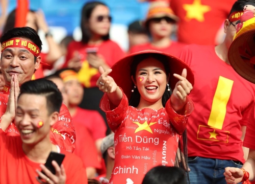 Những khoảnh khắc đẹp của CĐV Việt Nam tại Asian Cup 2019