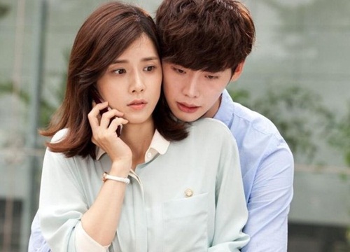 'Romance Is A Bonus Book': Lee Jong Suk nhớ tới Lee Bo Young và sự khác biệt khi đóng cặp với Lee Na Young