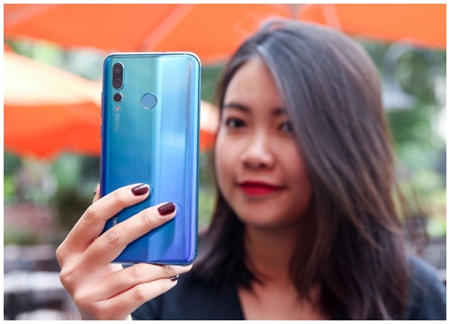 Trải nghiệm Huawei Nova 4 - màn hình 'nốt ruồi', giá từ 450 USD