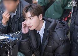 Trước khi 'Romance is A Bonus Book' lên sóng, Lee Jong Suk chia sẻ ảnh hậu trường nam tính quyến rũ