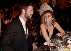 Khoảnh khắc 'ngượng ngùng' của Miley Cyrus khi bất ngờ được Liam Hemsworth nhắc đến trên sóng trực tiếp