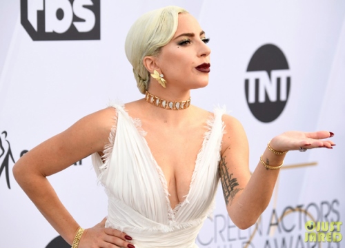 Lady Gaga diện váy xẻ không ngại lộ ngực kém săn chắc