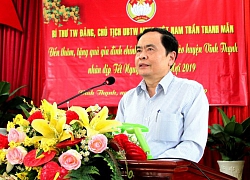 Ông Trần Thanh Mẫn trao quà tết cho các hộ nghèo ở Cần Thơ