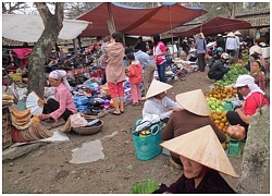 Quần ống loe, áo trái bưởi...