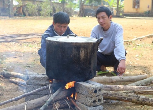 Thầy cô bớt tiền lương gói bánh chưng tặng học sinh nghèo ăn Tết