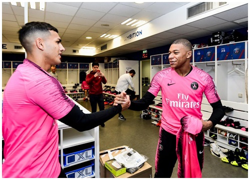 Vừa ra mắt, tân binh 47 triệu euro của PSG liền chào hỏi Mbappe