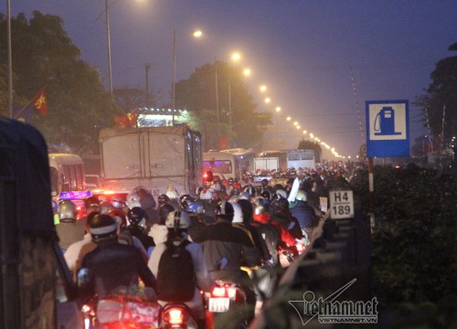 'Biến lớn' chiều 27 Tết, nghìn người dời đô ken cứng trên quốc lộ