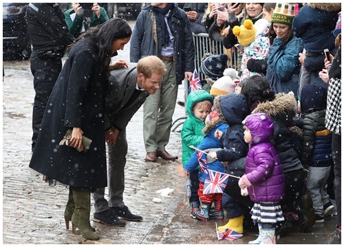 Bụng mang dạ chửa mà Công nương Meghan Markle chẳng ngại gió tuyết cùng Hoàng tử Harry tham gia hoạt động