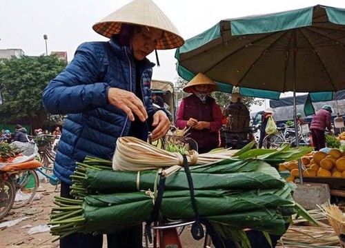 Lá dong, chuối xanh, cau cúng đắt "khét", đếm từng quả tính tiền