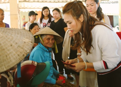 Mỹ Tâm đội nón lá, về quê tặng quà Tết cho bà con nghèo