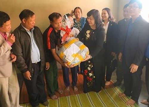 TAND tỉnh Thừa Thiên Huế tặng nhà tình thương, quà Tết tại A Lưới