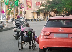 Cành đào phía sau xe lăn của ông cụ khiến người đi đường bất giác quay lại ngắm