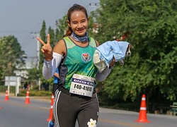 Câu chuyện cảm động đằng sau bức ảnh VĐV marathon bế chú chó con chạy suốt 30km