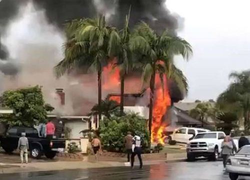 Máy bay lao vào nhà dân, 5 người Mỹ thiệt mạng