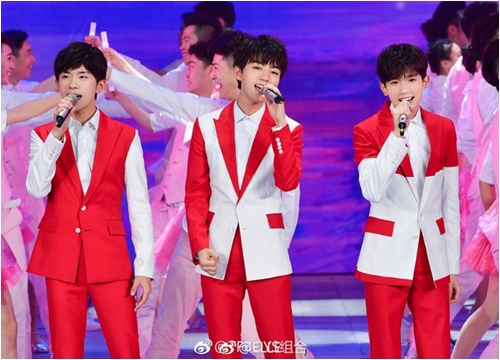 Năm thứ 4 cùng TFBOYS trình diễn trong Đêm hội mùa xuân CCTV, Dịch Dương Thiên Tỉ lên top 1 hotsearch vì bị nghi đội tóc giả