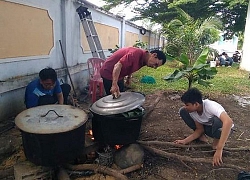 Ninh Thuận: Thầy cô giáo bán bánh chưng mua sách tặng trò nghèo