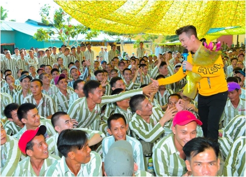 Đàm Vĩnh Hưng rủ rê Trường Giang, Phi Nhung đi diễn cho phạm nhân mừng xuân mới