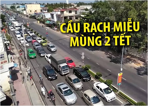 Mất cả tiếng đồng hồ mới qua được Cầu Rạch Miễu