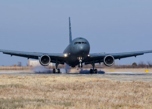 Boeing bàn giao máy bay tiếp liệu cho căn cứ không quân tại Oklahoma