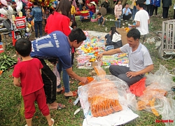 Cực lạ: Đi chợ Chuộng cầu may, bị ném cà chua, trứng thối vẫn cười