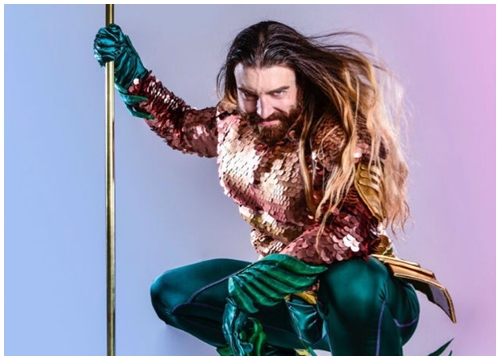 Cười ra nước mắt với loạt ảnh cosplay Hoàng tử Thủy Tề Aquaman mình đầy "vảy cá"