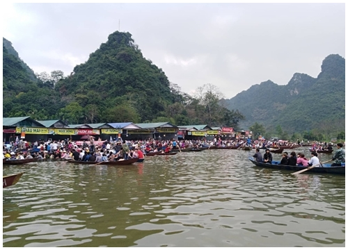 Hàng ngàn người chen chân trong lễ khai hội chùa Hương