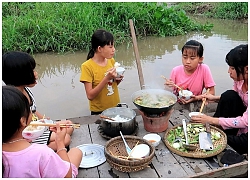 Ăn lẩu cá tra trên xuồng mắc cạn