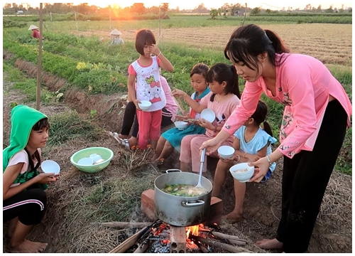 Làm món lẩu chay giữa cánh đồng rau xanh bát ngát