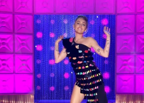 Miley Cyrus lè lưỡi, khoe chân dài khi làm khách mời trong show dành cho các Drag Queen