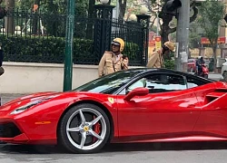 Siêu xe Ferrari 488 GTB màu đỏ bị cảnh sát "tuýt còi", hàng chục người dân nháo nhác đứng xem